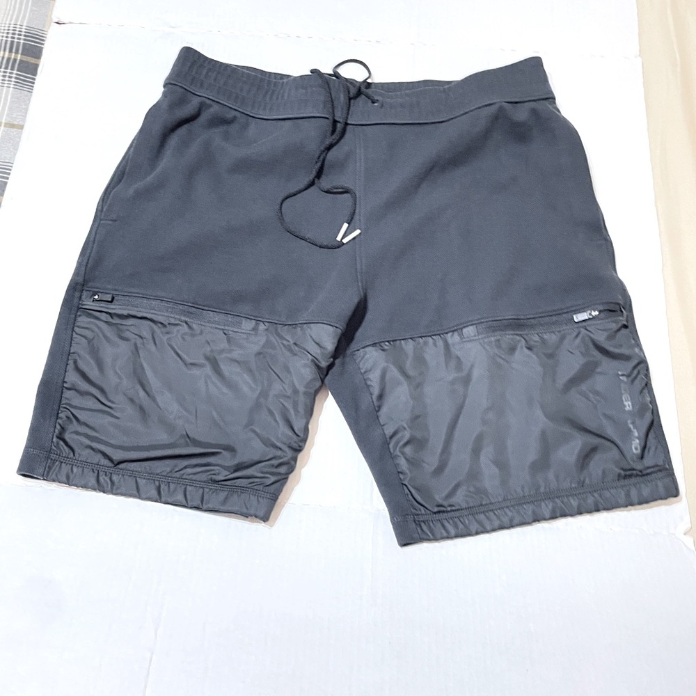 Under Armour Fitted/Coupe Adjustee/ Cenido. Size large, fleece style.